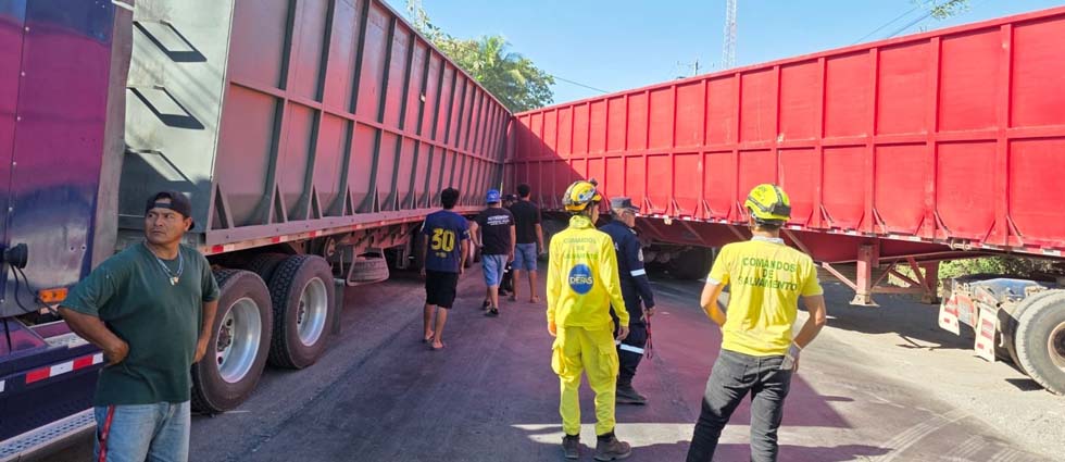 Distraídos conductores provocan choque de rastras en La Paz