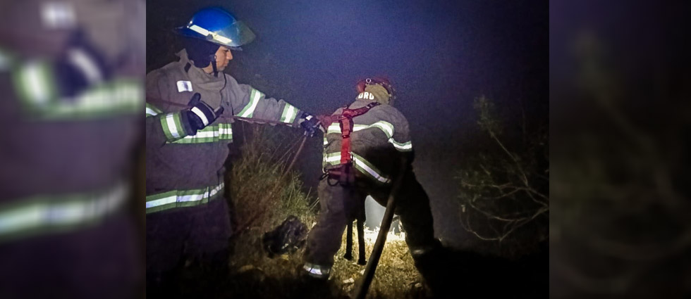 Soyapango: esta fría madrugada, CBES sofoca incendio en zona con abundante maleza y desechos