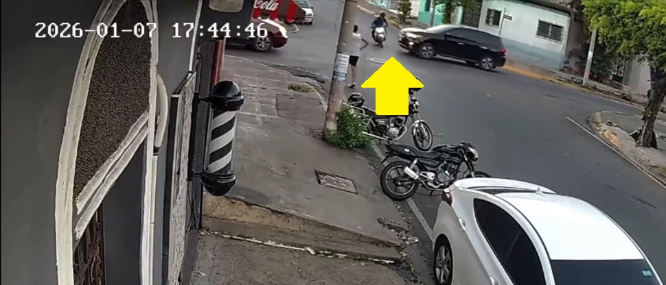 Impactante momento cuando hombre casi termina arrollado tras accidente en San Vicente