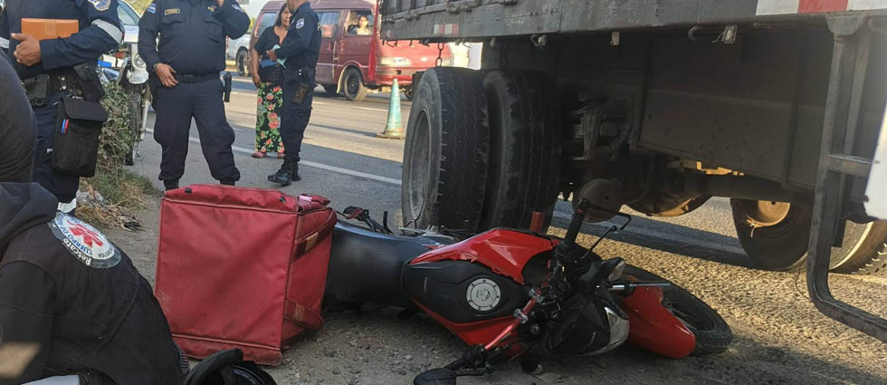 Motociclista sufre fractura tras chocar contra un camión carretera a Sonsonate
