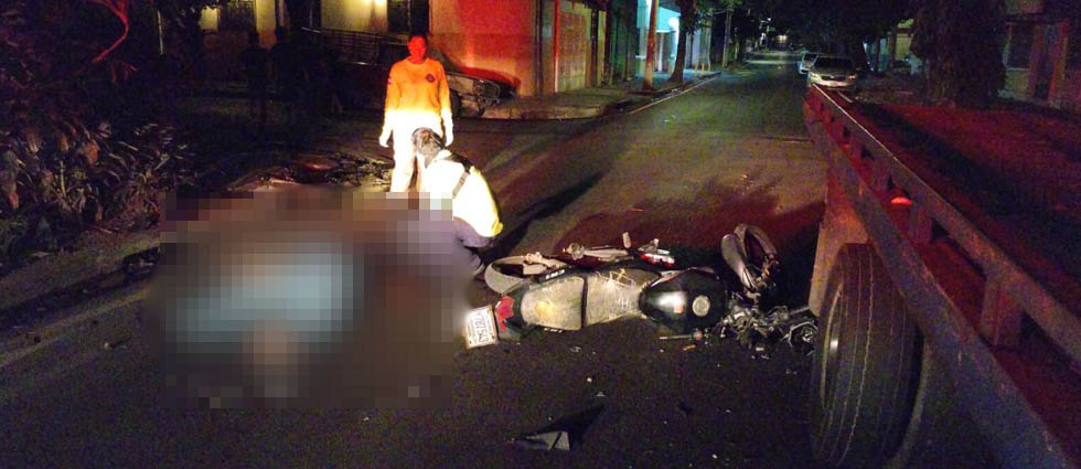 Motociclista pierde la vida tras chocar contra una grúa estacionada en San Salvador