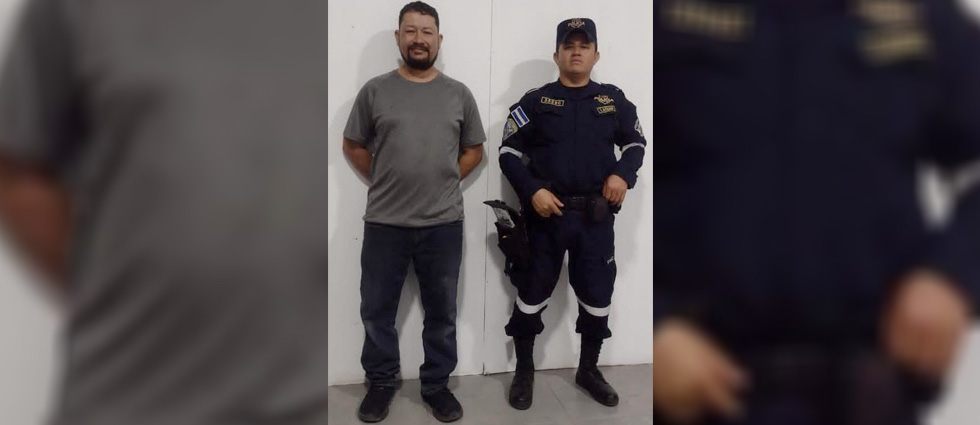 Capturan a sonriente conductor ebrio tras provocar un siniestro vial en Chalatenango