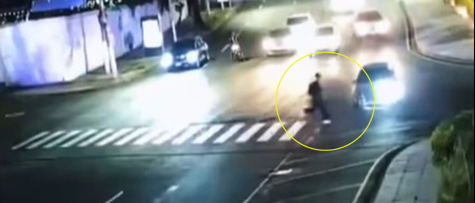 Hombre es atropellado en zona peatonal de la plaza Salvador del Mundo