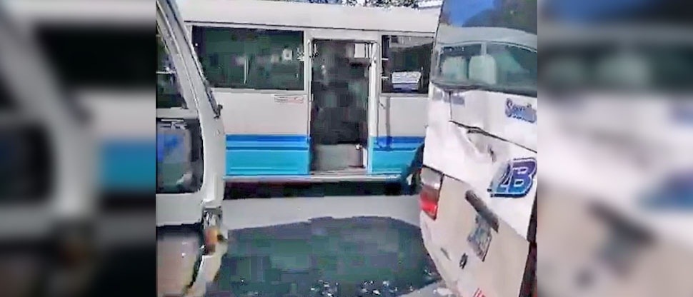 Por “acapara” más pasajeros, microbuseros de la misma ruta chocan en plaza Salvador del Mundo
