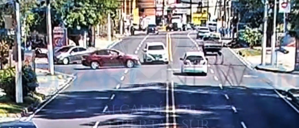 Conductor intenta incorporarse y su mala maniobra termina en accidente