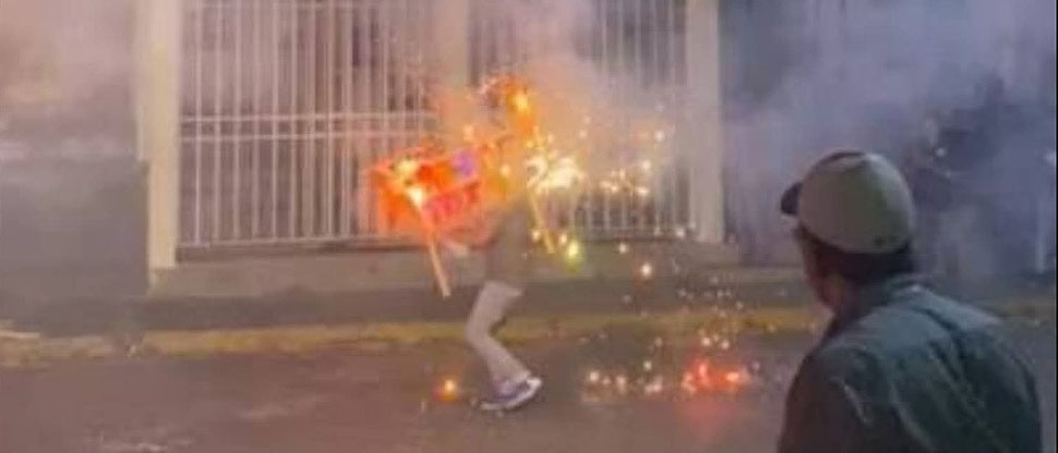Hombre sufre quemaduras en sus ojos durante quema de “Toritos” en Cojutepeque