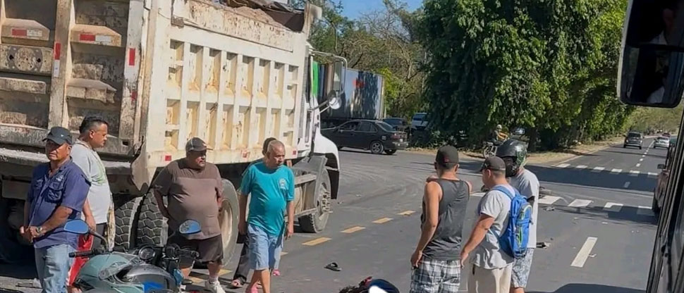 Motociclista choca contra una volqueta en San Juan Opico