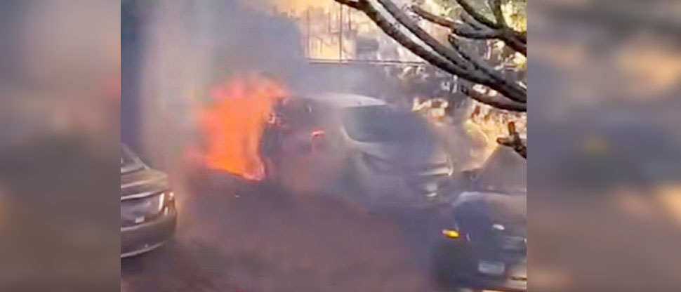 Incendio en maleza se propaga y consume vehículo de empleado de televisora local