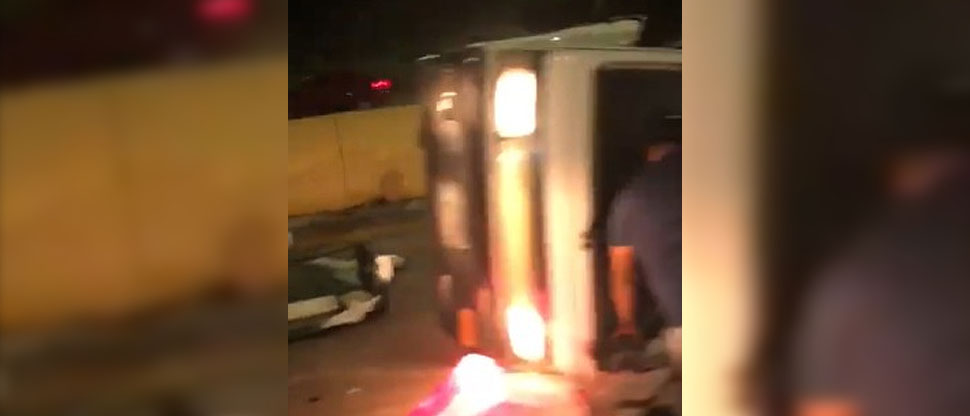 Conductor queda atrapado en su vehículo tras volcar en bulevar Monseñor Romero