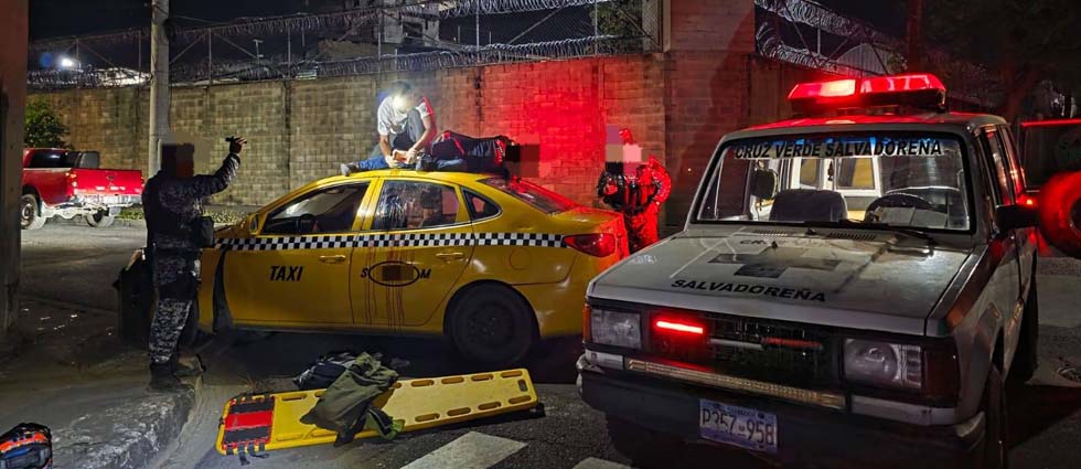 Choque de motocicleta y taxi deja tres lesionadas en San Miguel