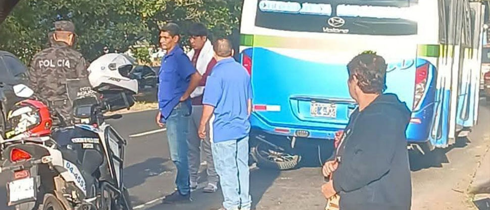 Motociclista se salva de milagro tras quedar debajo de un microbús del transporte colectivo