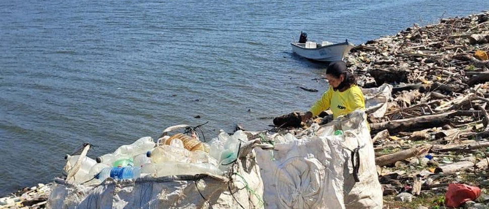 Continúan labores de extracción de botellas plásticas y otros desechos en lago Suchitlán
