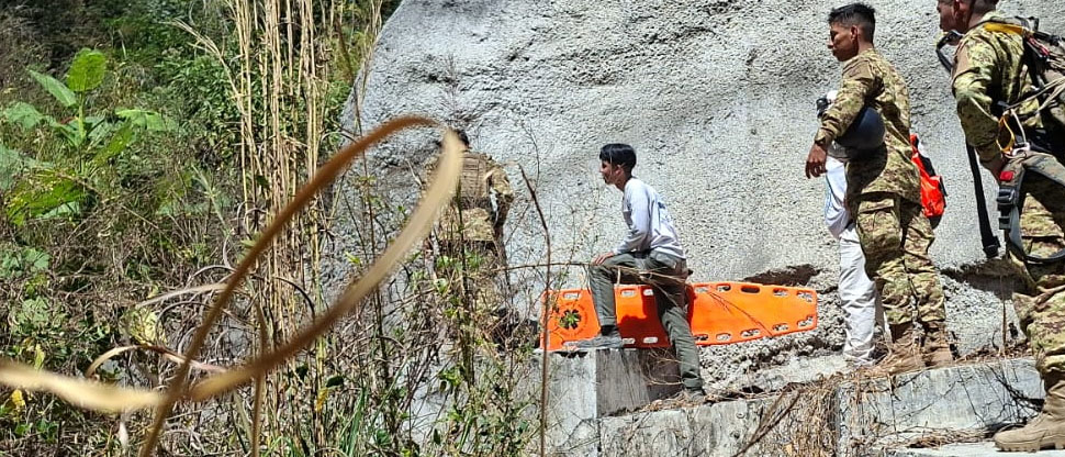 Rescatan a paracaidista tras aterrizar de emergencia y caer a un barranco en Ilopango