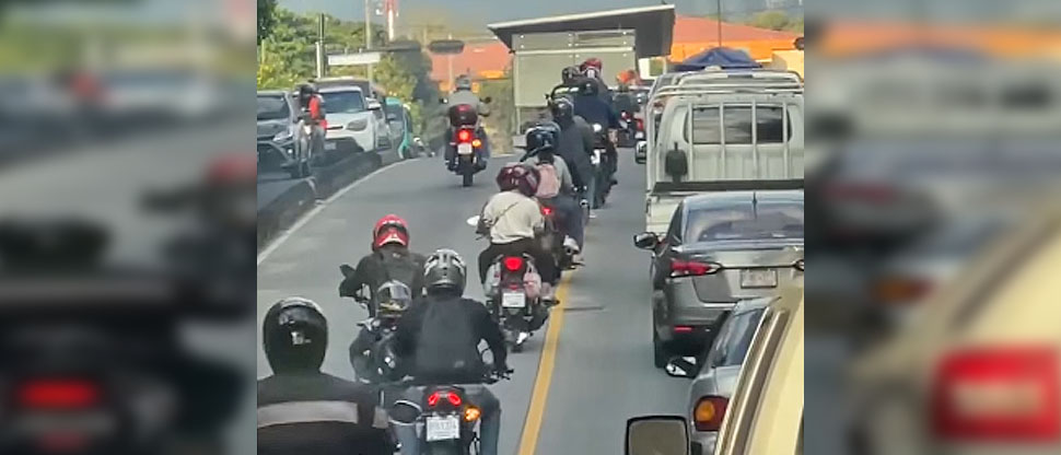 Motociclistas se “avientan” en sentido contrario para avanzar en el tráfico