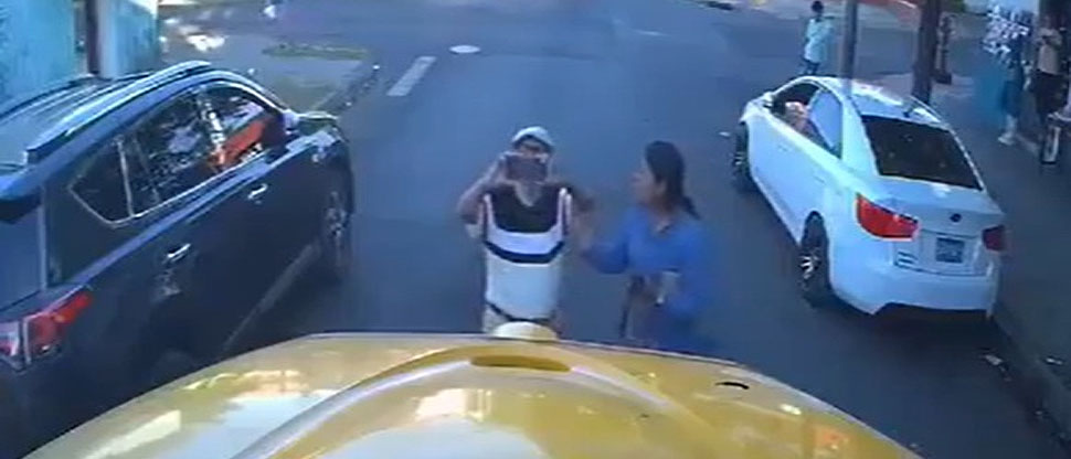 Adulto mayor se enfrenta a busero por disputa a un parqueo en Santa Ana