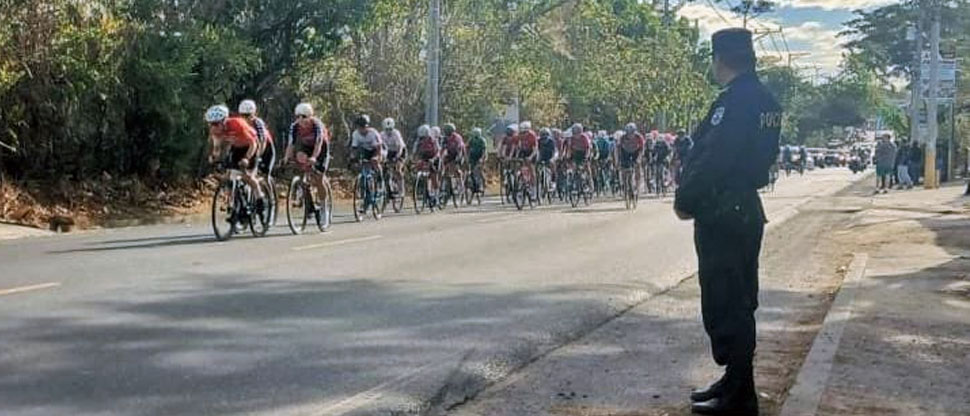 PNC brinda seguridad a ciclistas en el Grand Prix Longitudinal del Norte
