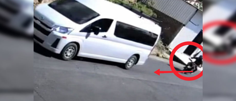 Captan momento cuando motociclista se estrella contra un microbús en La Libertad