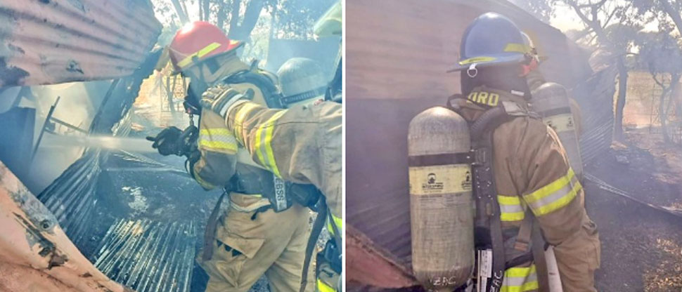 Bomberos sofocan voraz incendio en vivienda construida con lámina y madera