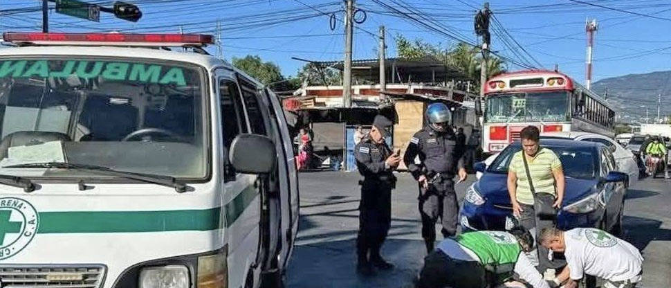 Auxilian a mujer que fue atropellada en el centro de Soyapango