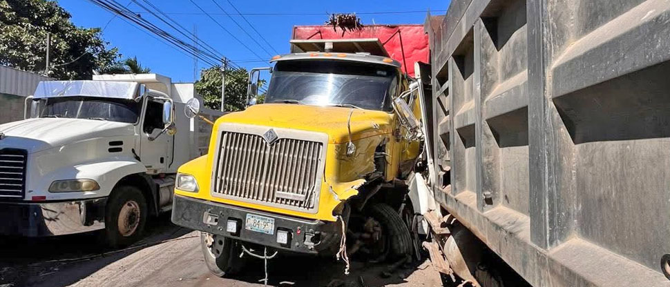 Rastra cañera choca contra volqueta en calle vieja a Nejapa