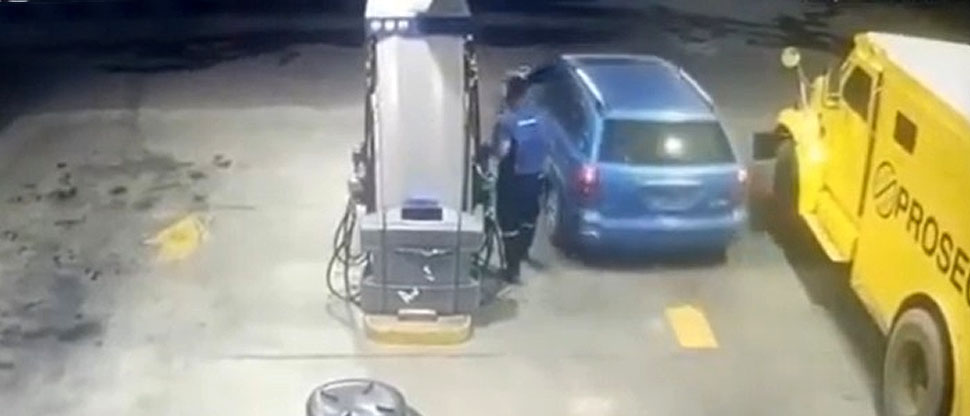 Pide que le llenen el tanque de combustible y luego huye sin pagar el servicio