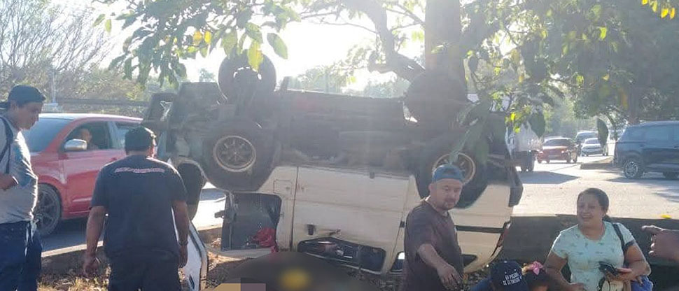 Reportan varios lesionados tras volcar vehículo en carretera Panamericana