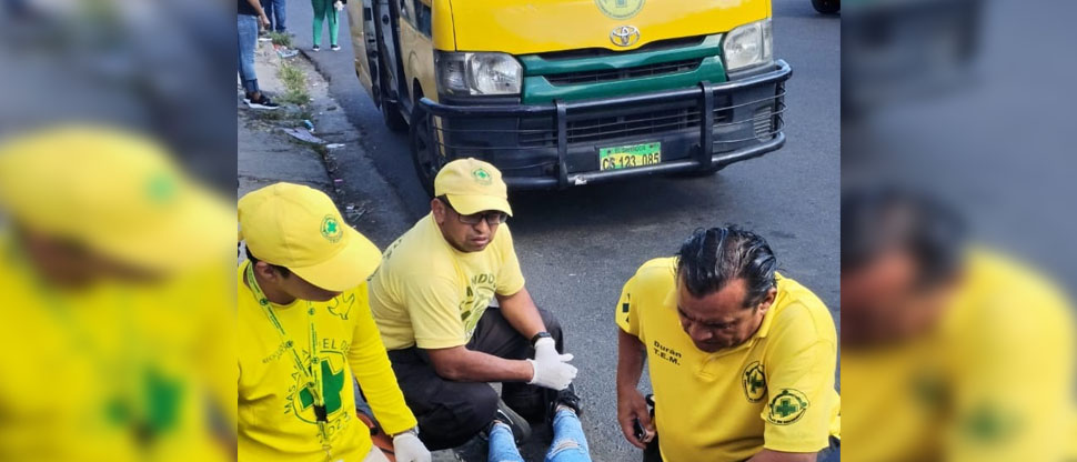 Socorristas auxilian a mujer tras caerse de microbús de la ruta 42