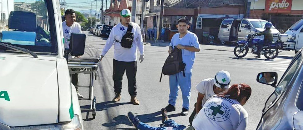 Motociclista termina en el hospital tras accidentarse en el centro de San Salvador