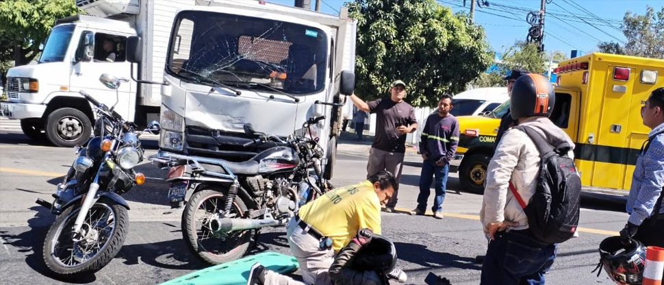 Auxilian a motociclista que chocó contra un camión en alameda Juan Pablo II