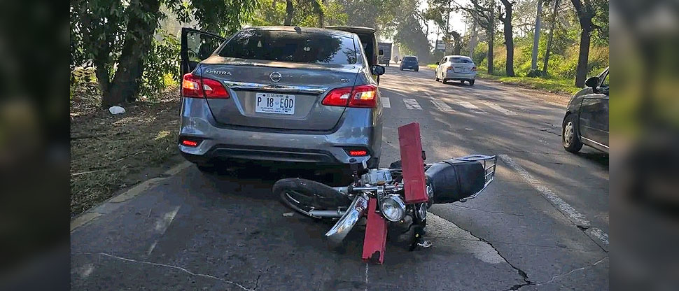 Auxilian a motociclista que chocó contra vehículo en carretera a Santa Ana