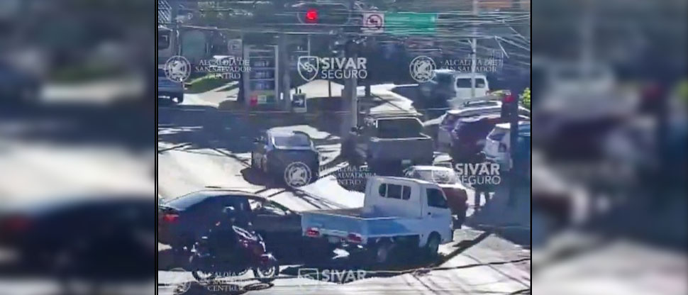 Conductores intentan incorporarse y sus malas maniobras terminan en accidente