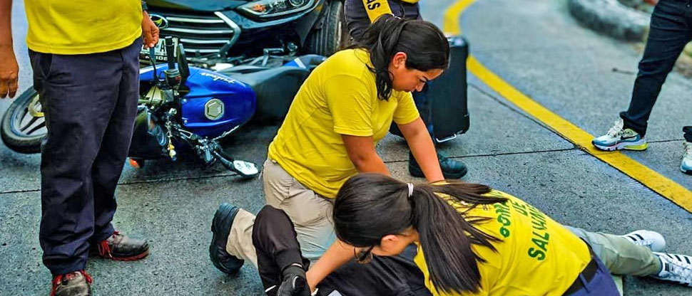 Auxilian a motociclista que se accidentó en carretera de Oro