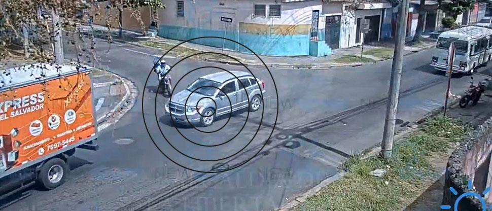 Segundos de distracción al volante termina en accidente vial en Santa Tecla