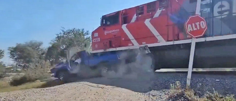 Impactante choque de tren contra camioneta en Jalisco deja un herido