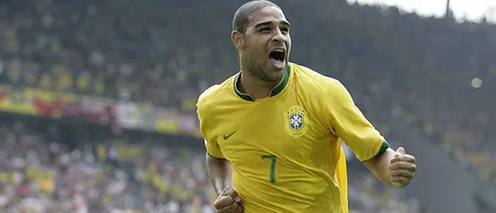 Exseleccionado brasileño, Adriano, da un ultimátum al estafador que engañó a su mamá