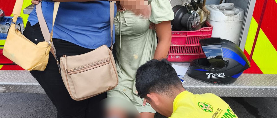 Liberan a jovencita que atoró su pie en tragante cerca de la terminal vieja en Sonsonate