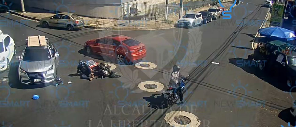 Captan instante cuando carro particular embiste a motociclista en Santa Tecla