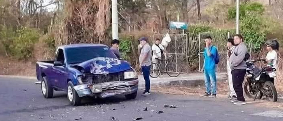 Motociclista sufre graves lesiones tras chocar contra pick up en la carretera a Yamabal