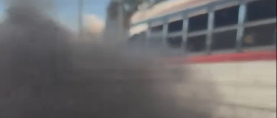 Piden los “3 Doritos Después” para dueños de bus captado “fumigando” el barrio San Jacinto