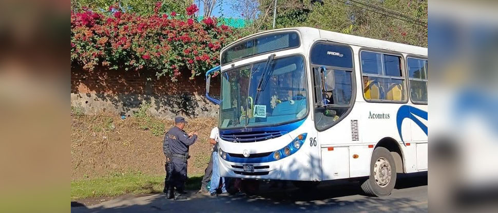 Auxilian a abuelita que resultó lesionada tras caer de bus de la ruta 55
