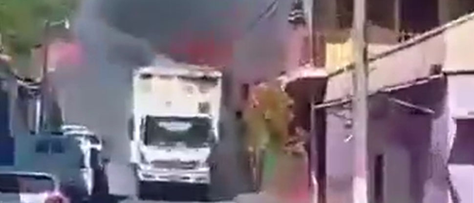 Captan a camión circulando por las calles de San Luis de la Reina mientras se quemaba