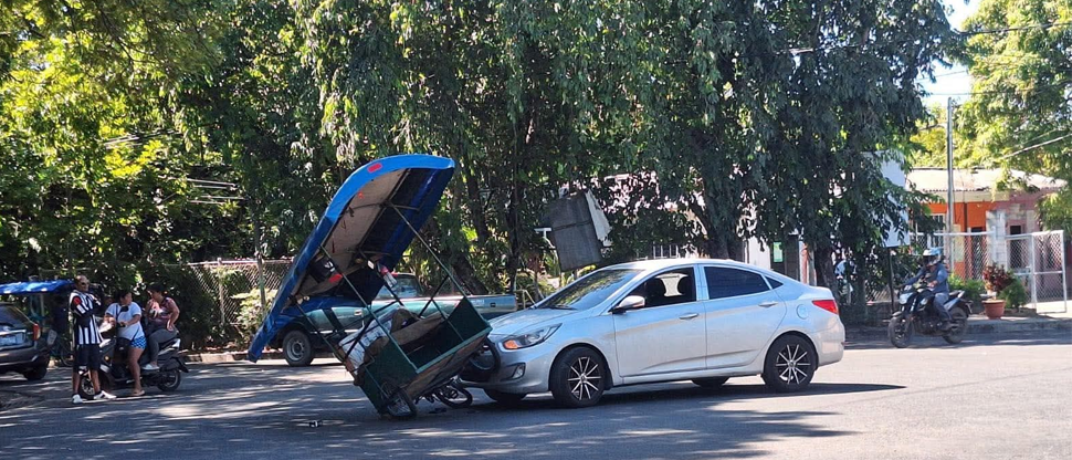 Automovilista choca contra carretón en Acajutla y esta es su justificación