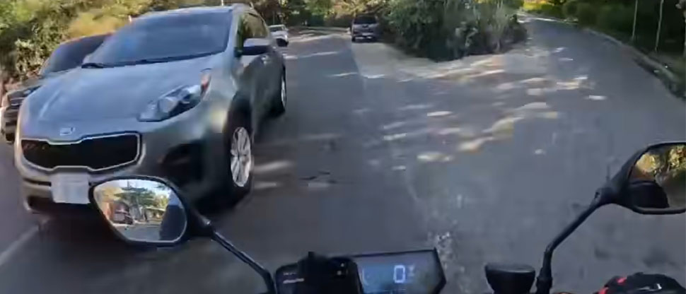 Biker pide los “3 Doritos Después” para conductor de camioneta que casi lo choca