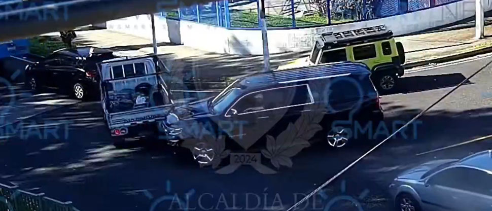 Captan choque entre camioneta y camión en el bulevar Merliot y calle El Jabalí