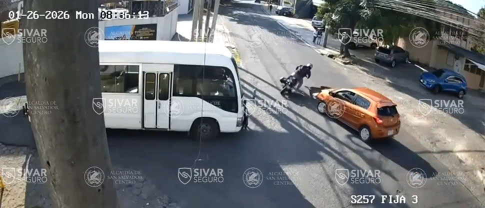 Captan choque entre motociclista y carro particular en la alameda Manuel Enrique Araujo