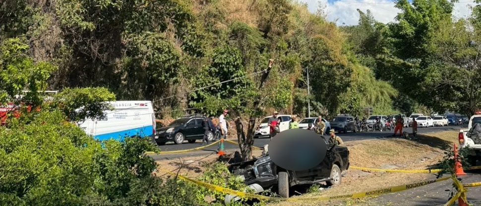 Una persona queda atrapada en los hierros retorcidos de carro tras chocar en Santa Cruz Michapa