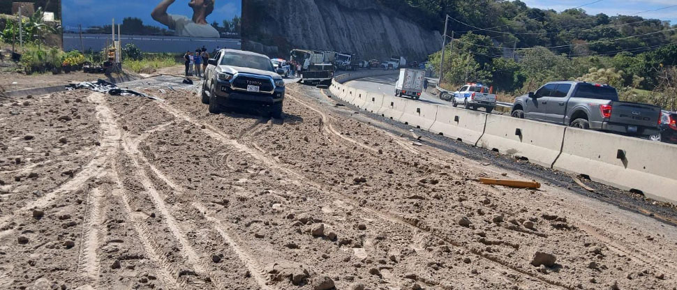 Reportan fuerte choque en la carretera al Puerto de La Libertad, hay 2 lesionados