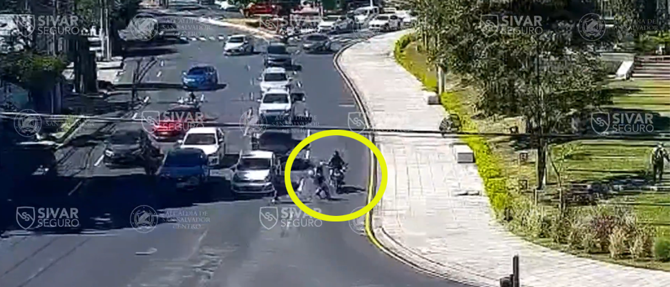 Captan cuando “skater” cruza imprudentemente la calle y golpea a motociclista