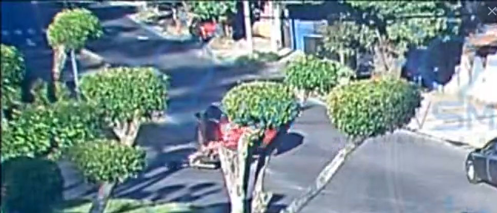 Imprudencia provoca choque entre carro y moto en el sector del exrastro en Santa Tecla