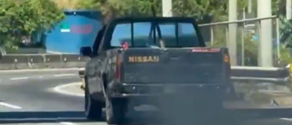 Sancionan a dueño de pick up que circulaba con su sistema de emisiones de gas dañado